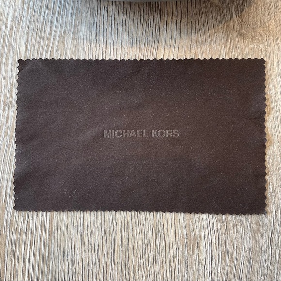 MICHAEL KORS Glasses Case and Cleaning Cloth - Picture 9 of 10